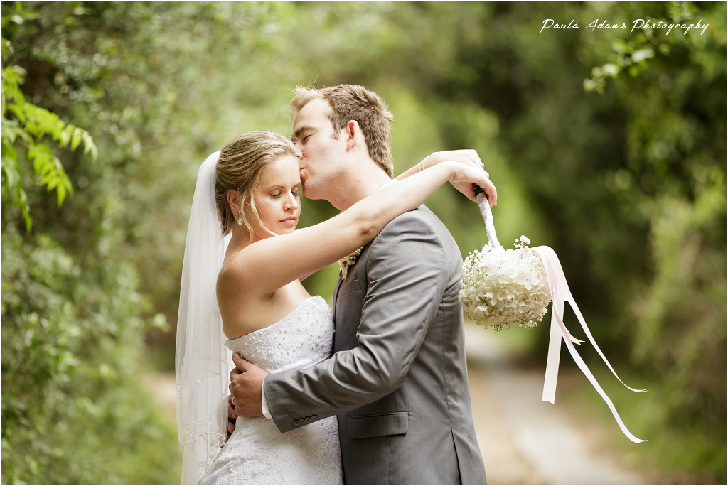 Wedding Photographer Paula Adams, bride getting ready, prana lodge